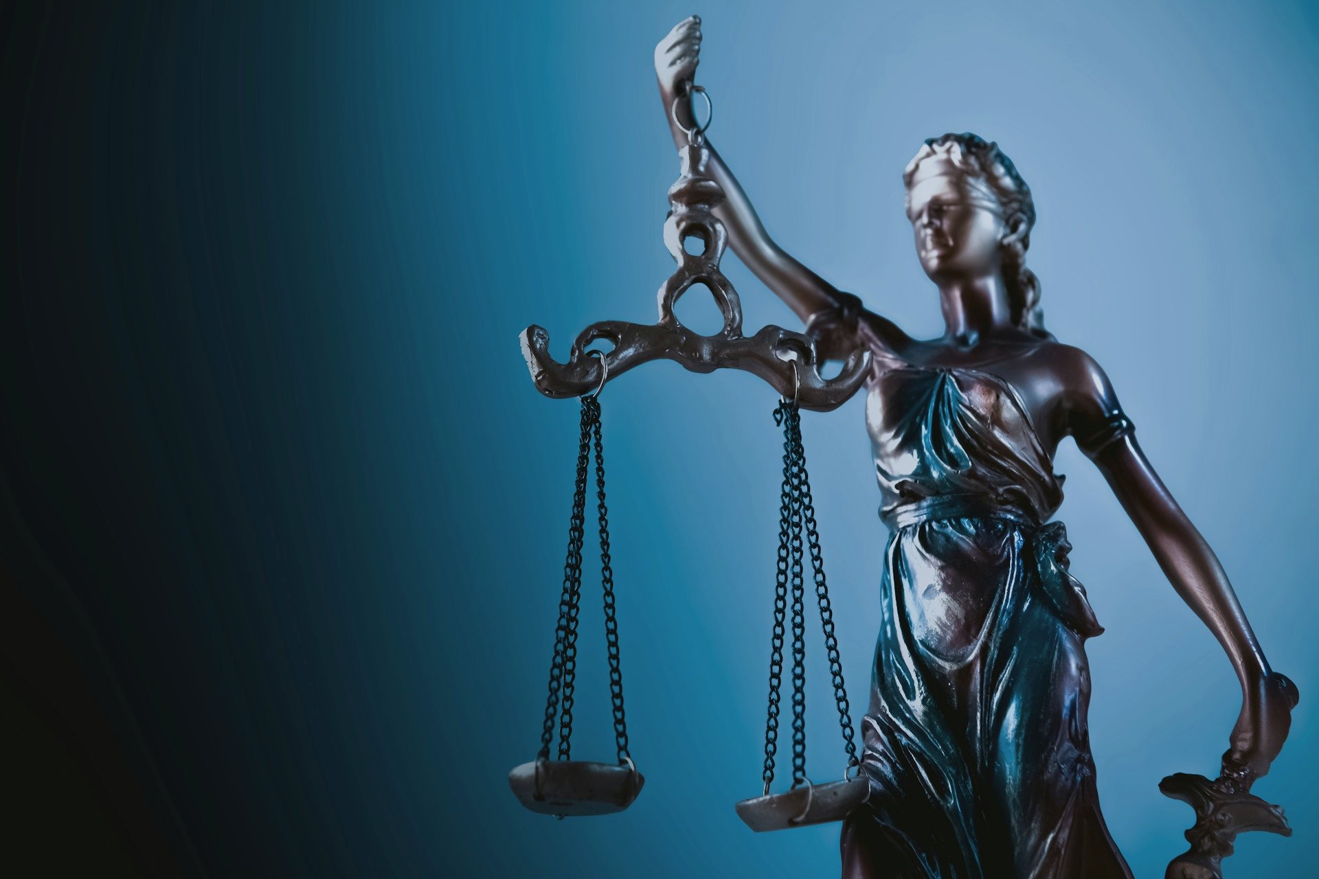 Estátua da Justiça segurando a balança, símbolo do direito e da advocacia